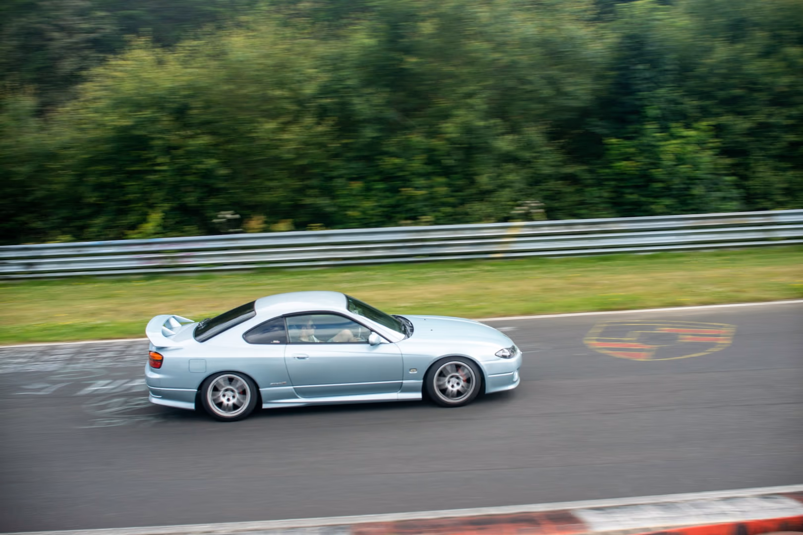 Samochód Nissan